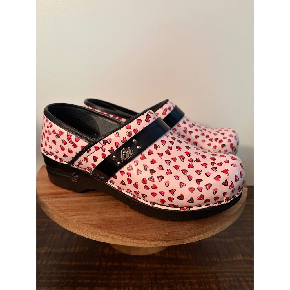 Woman's Sanita Size 37 6.5-7 Koi Patent Leather Rose Pink Hearts Nursing Clogs